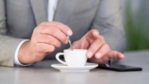 ¿Cómo colocar correctamente la cucharilla para el té o el café?
