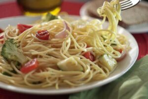 Porción de espaguetis por persona: ¡Descubre cuántos puñados necesitas!