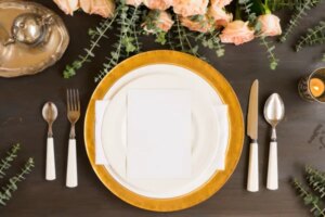 Descubre dónde se colocan los platos en tu mesa