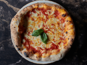 El queso auténtico que da sabor a la pizza napolitana y margarita
