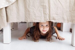 El significado detrás de los niños que se esconden debajo de la mesa