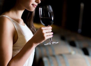 La forma correcta de servir el vino: consejos esenciales